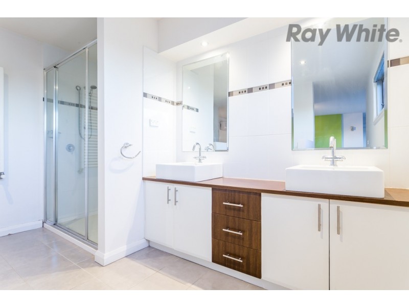 7 Hopetoun Green, Caroline Springs VIC 3023