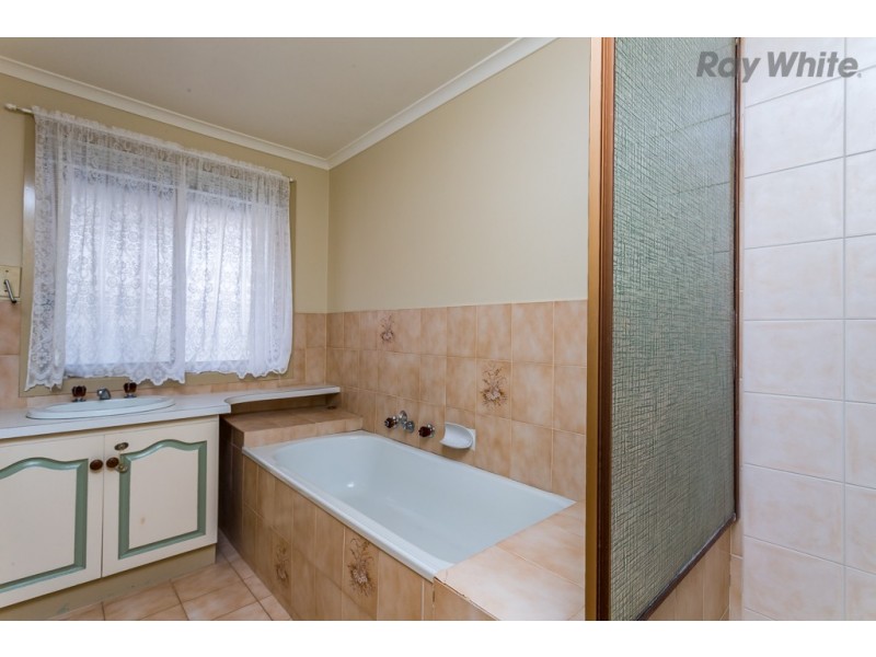 2 Parmelia Drive, Taylors Lakes VIC 3038