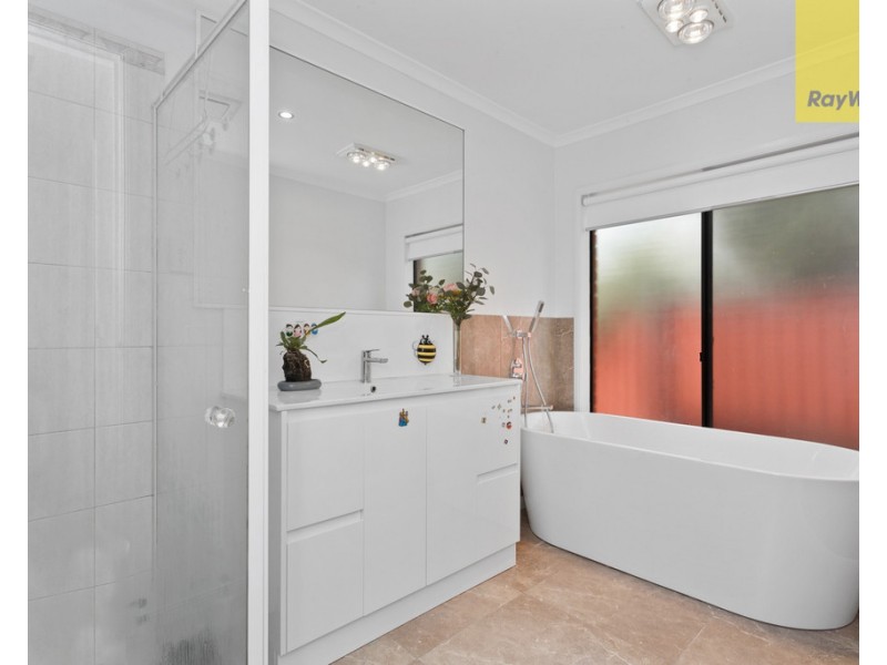 1 Perret Walk, Sydenham VIC 3037