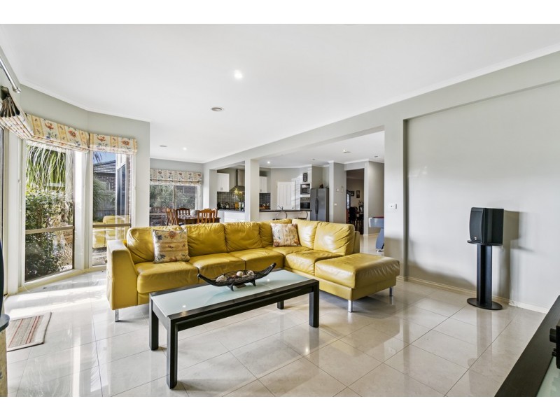 2 The Walk, Taylors Hill VIC 3037