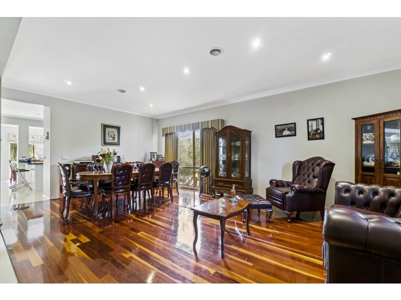 2 The Walk, Taylors Hill VIC 3037