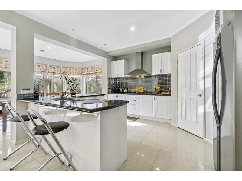 2 The Walk, Taylors Hill VIC 3037