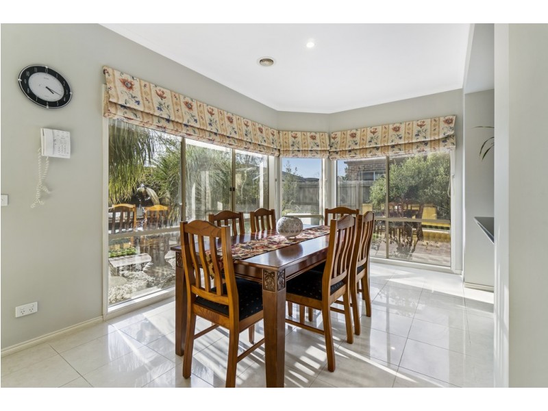 2 The Walk, Taylors Hill VIC 3037