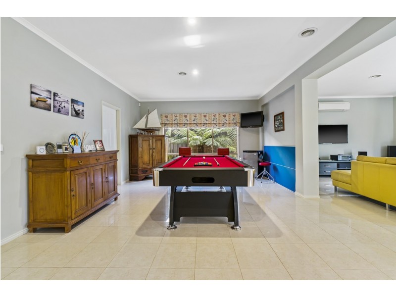 2 The Walk, Taylors Hill VIC 3037