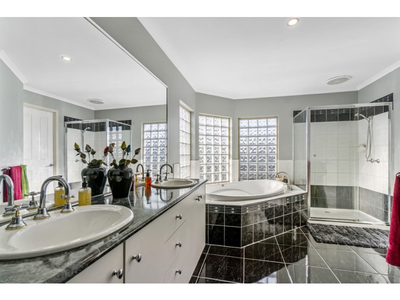 2 The Walk, Taylors Hill VIC 3037