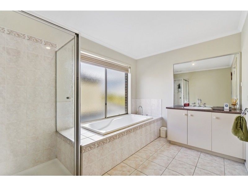 2 The Walk, Taylors Hill VIC 3037