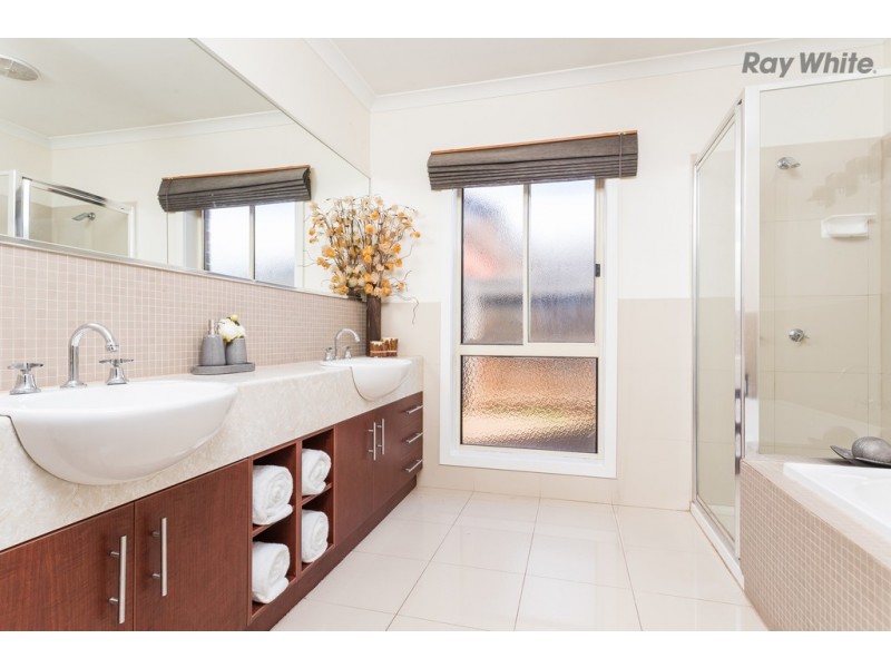 8 Marrowie Place, Taylors Hill VIC 3037