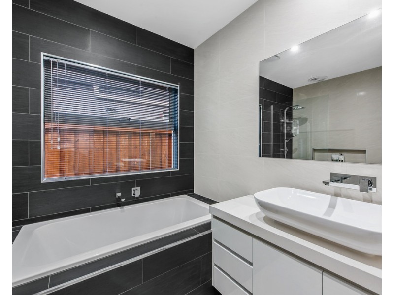 25 Cavenagh Terrace, Taylors Hill VIC 3037