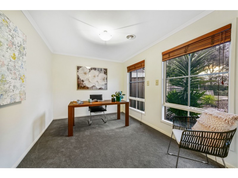 6 Brighton Place, Taylors Hill VIC 3037