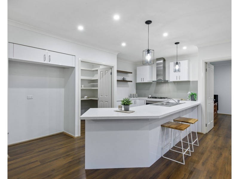 28 Cronulla Way, Taylors Hill VIC 3037