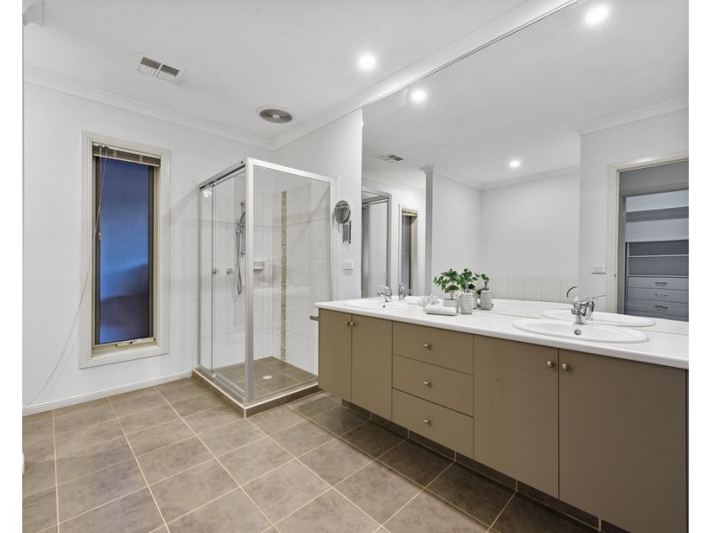 28 Cronulla Way, Taylors Hill VIC 3037