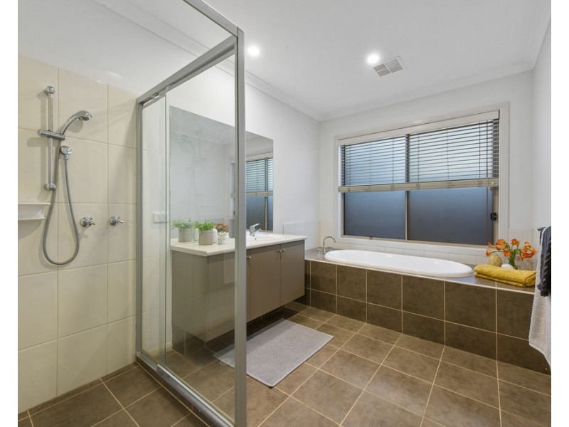 28 Cronulla Way, Taylors Hill VIC 3037