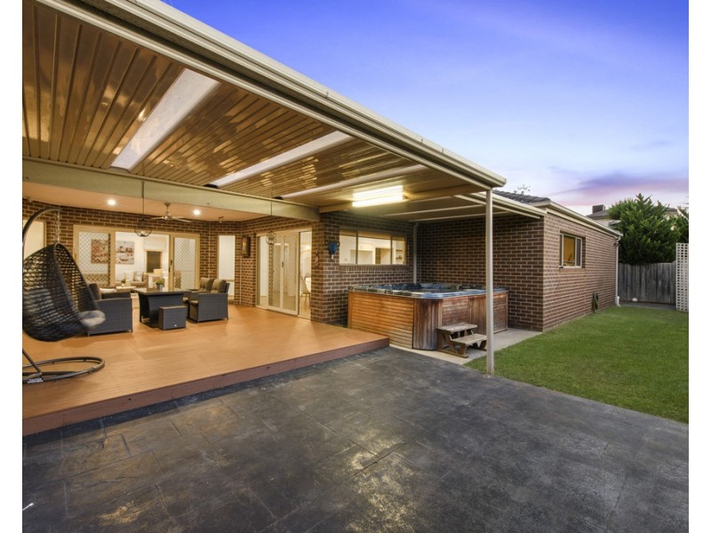 28 Cronulla Way, Taylors Hill VIC 3037