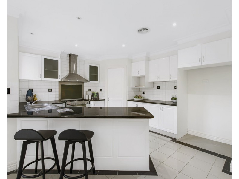 1 Pratt Close, Taylors Lakes VIC 3038