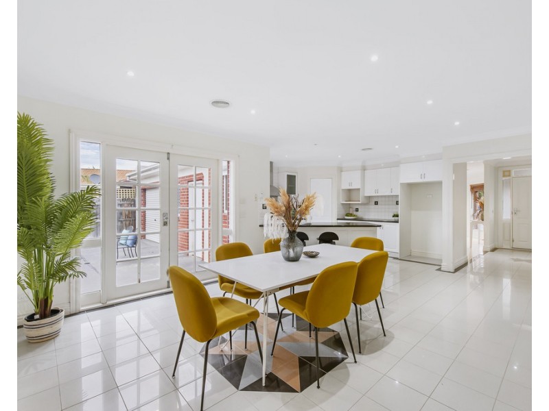 1 Pratt Close, Taylors Lakes VIC 3038