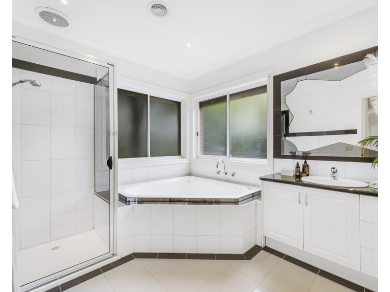 1 Pratt Close, Taylors Lakes VIC 3038