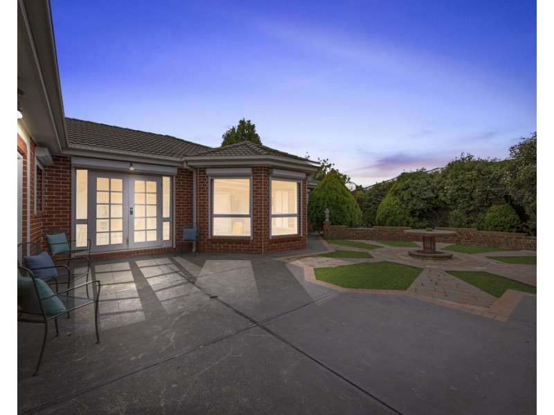 1 Pratt Close, Taylors Lakes VIC 3038