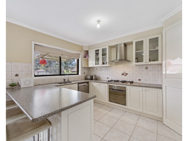 8 Chichester Drive, Taylors Lakes VIC 3038