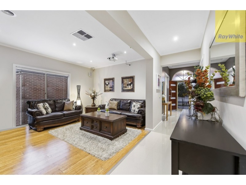 7 Heysen Parkway, Caroline Springs VIC 3023