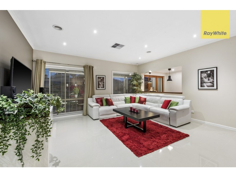 7 Heysen Parkway, Caroline Springs VIC 3023