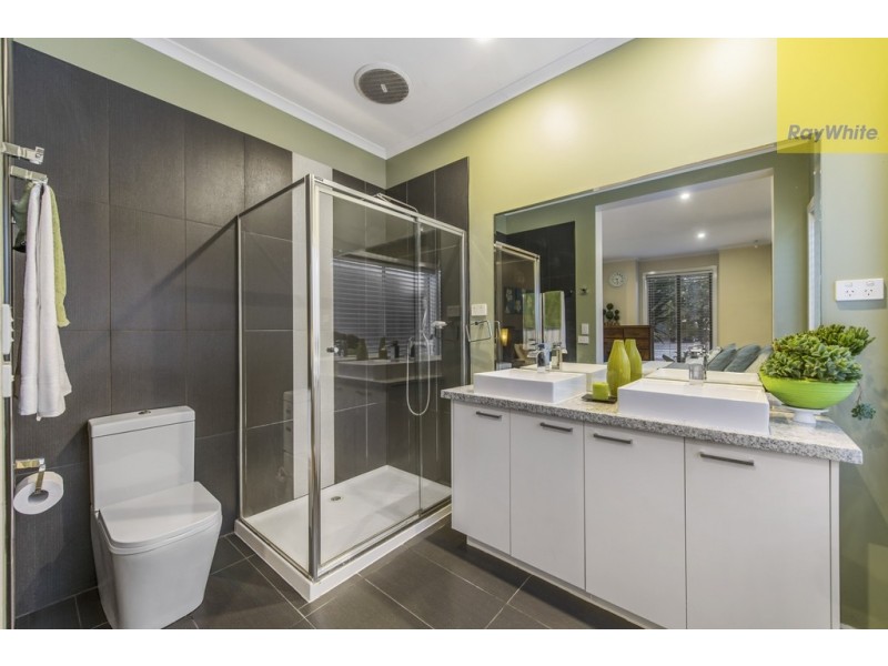 7 Heysen Parkway, Caroline Springs VIC 3023