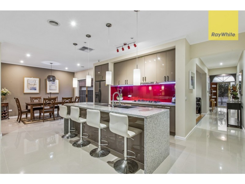 7 Heysen Parkway, Caroline Springs VIC 3023