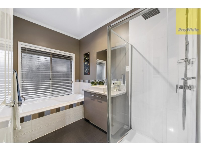 7 Heysen Parkway, Caroline Springs VIC 3023