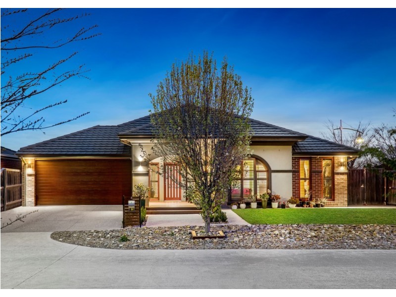 4 McMinn Place, Taylors Hill VIC 3037