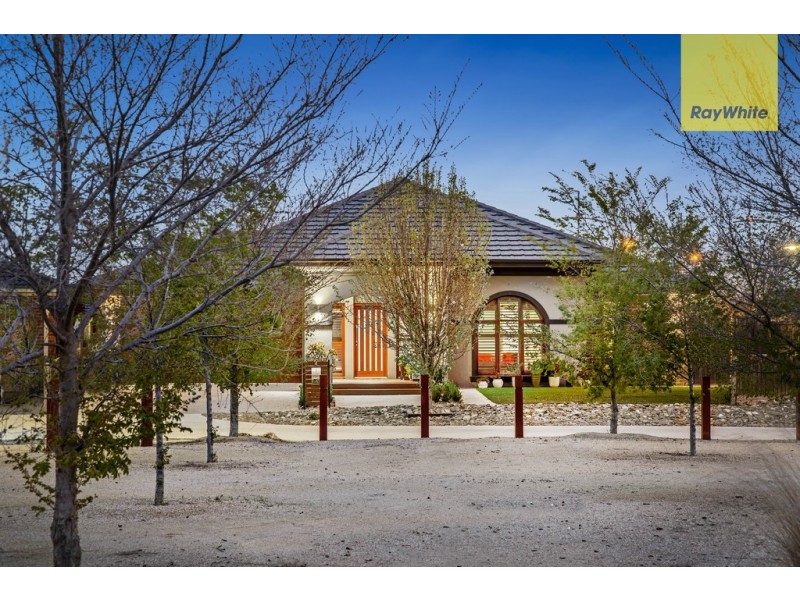 4 McMinn Place, Taylors Hill VIC 3037