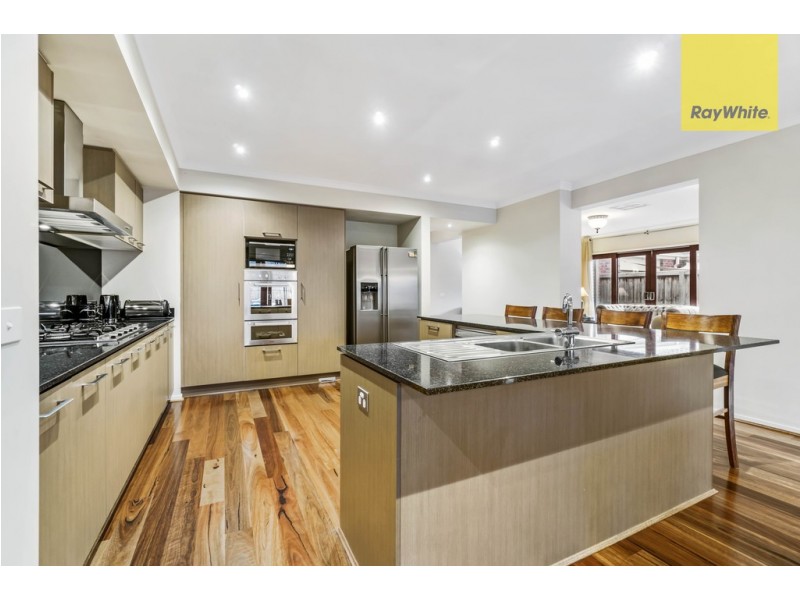 4 McMinn Place, Taylors Hill VIC 3037