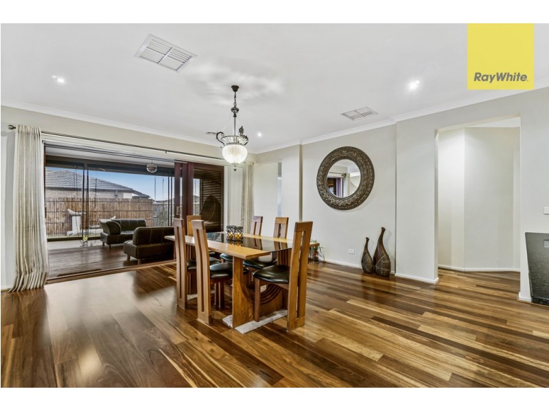 4 McMinn Place, Taylors Hill VIC 3037