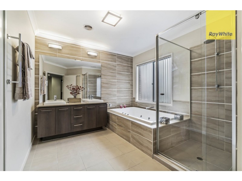 4 McMinn Place, Taylors Hill VIC 3037