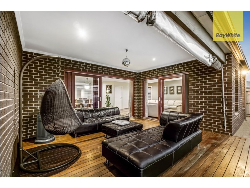 4 McMinn Place, Taylors Hill VIC 3037