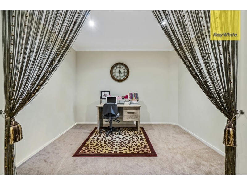 4 McMinn Place, Taylors Hill VIC 3037
