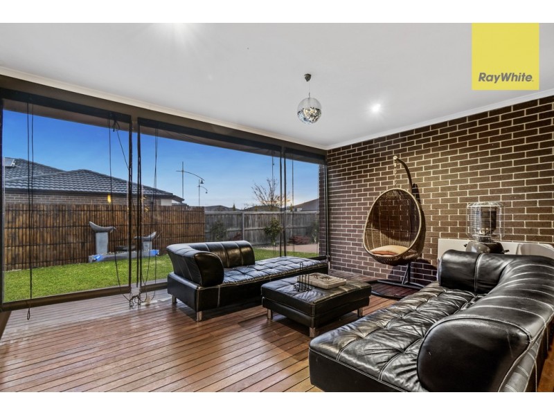 4 McMinn Place, Taylors Hill VIC 3037