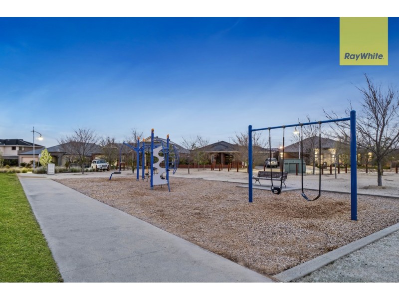 4 McMinn Place, Taylors Hill VIC 3037