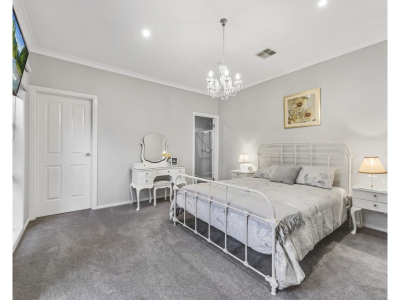 2 Nevis Place, Taylors Hill VIC 3037