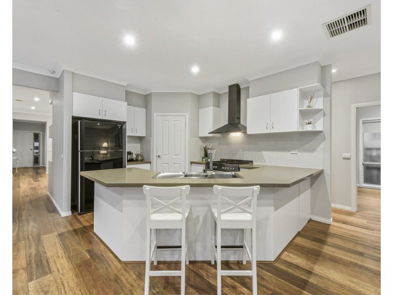 2 Nevis Place, Taylors Hill VIC 3037