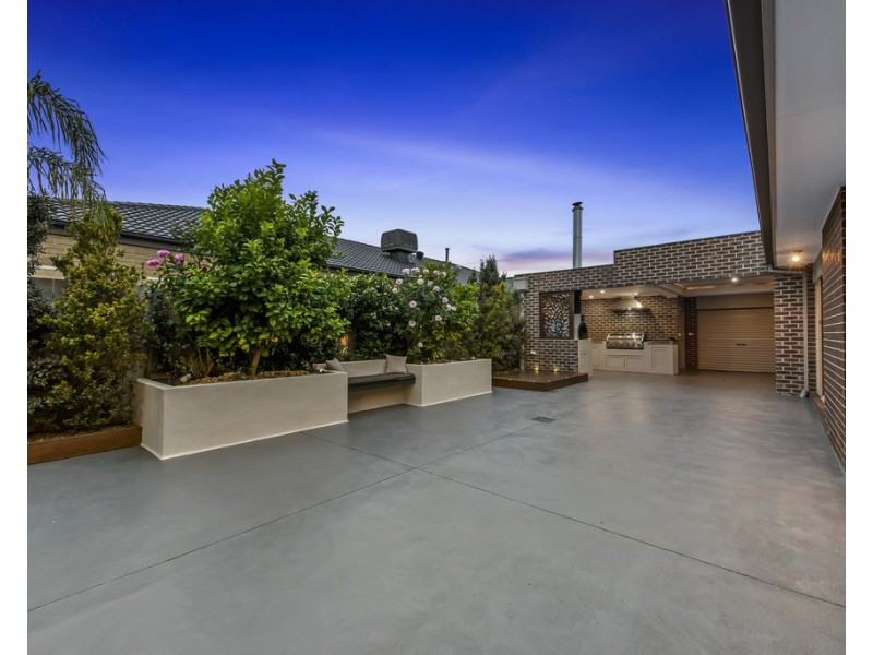 2 Nevis Place, Taylors Hill VIC 3037