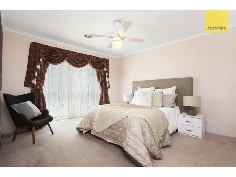 10 Albany Court, Taylors Lakes VIC 3038