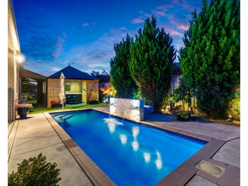 18 Chancery Way, Taylors Hill VIC 3037