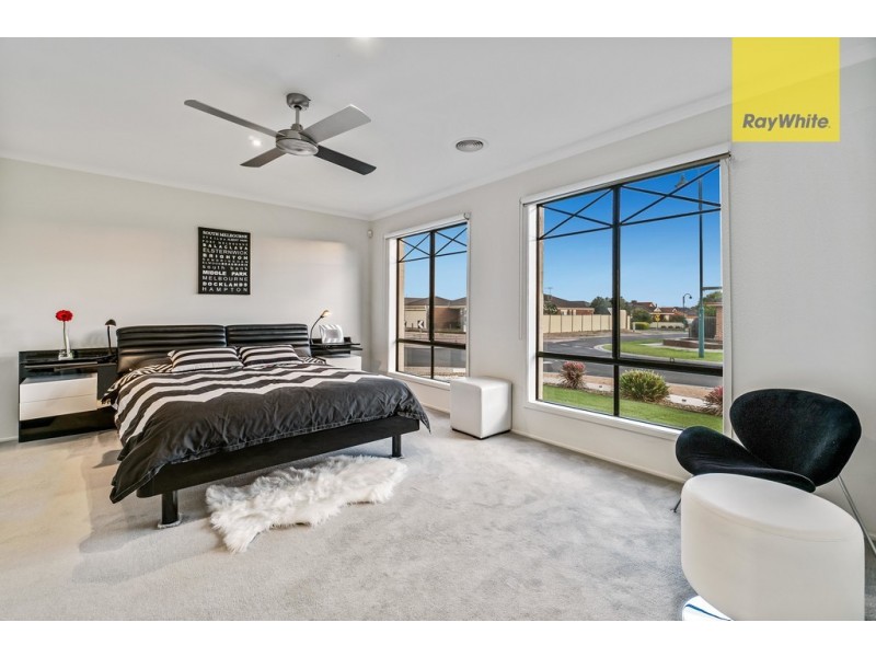 8 Loddon Drive, Taylors Hill VIC 3037