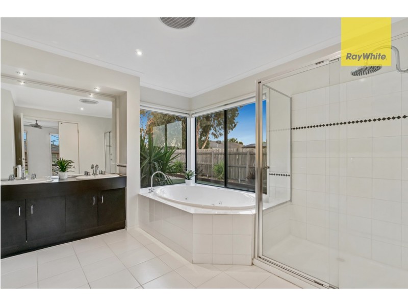 8 Loddon Drive, Taylors Hill VIC 3037