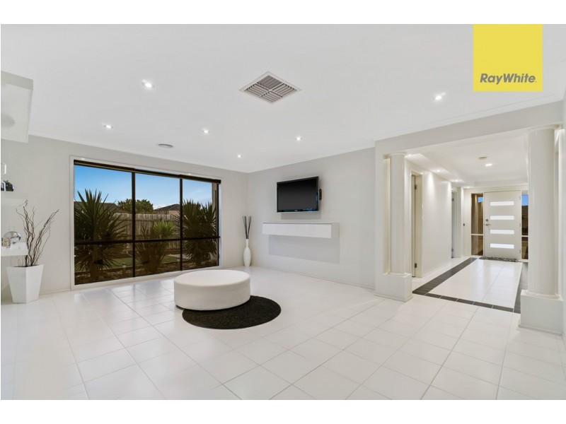 8 Loddon Drive, Taylors Hill VIC 3037