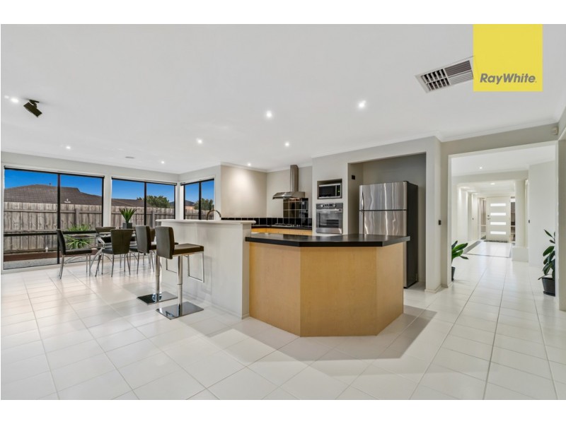 8 Loddon Drive, Taylors Hill VIC 3037