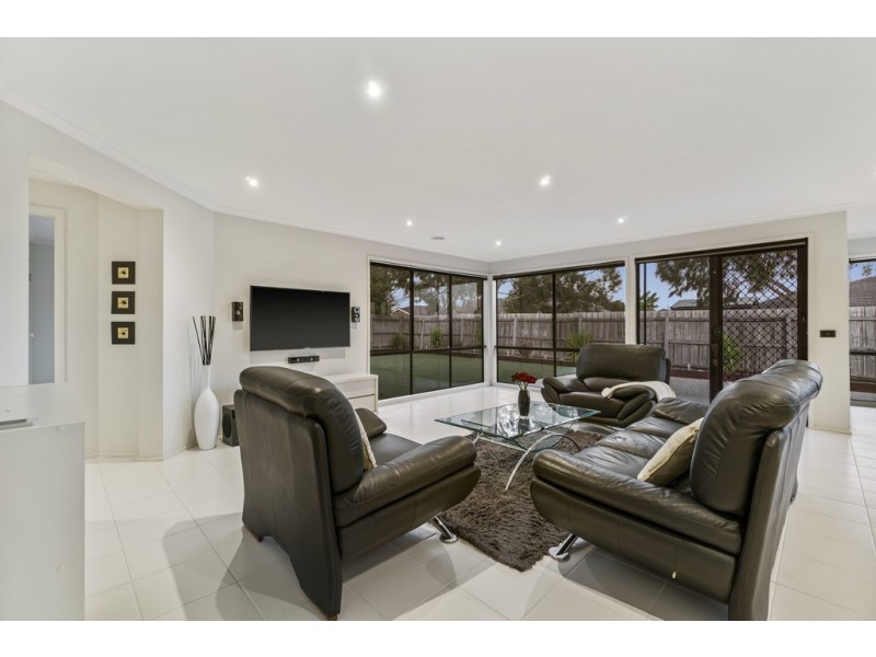 8 Loddon Drive, Taylors Hill VIC 3037