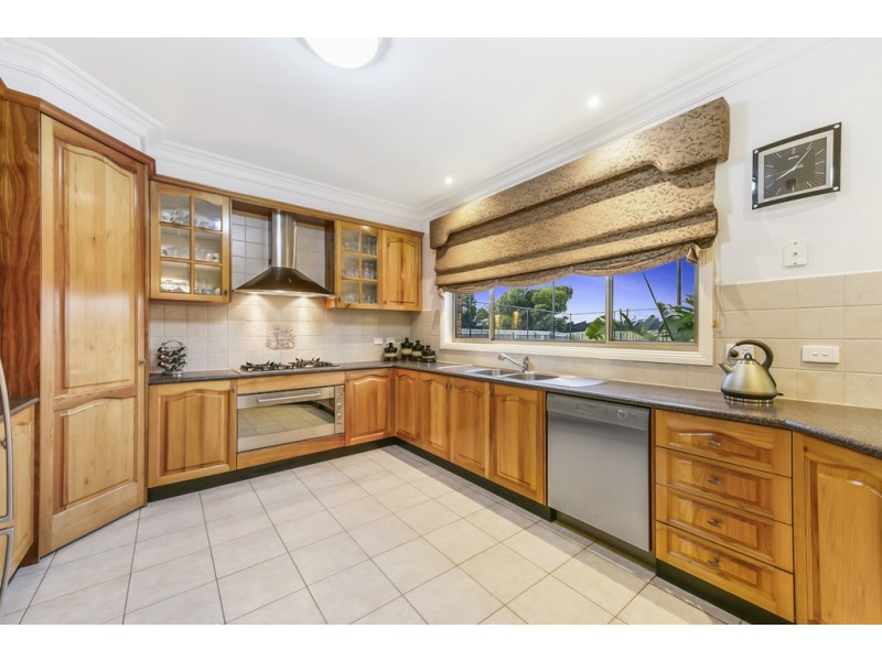 14 Plenty Close, Taylors Lakes VIC 3038