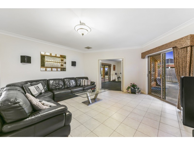 14 Plenty Close, Taylors Lakes VIC 3038