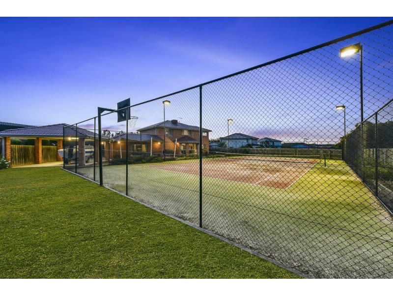 14 Plenty Close, Taylors Lakes VIC 3038