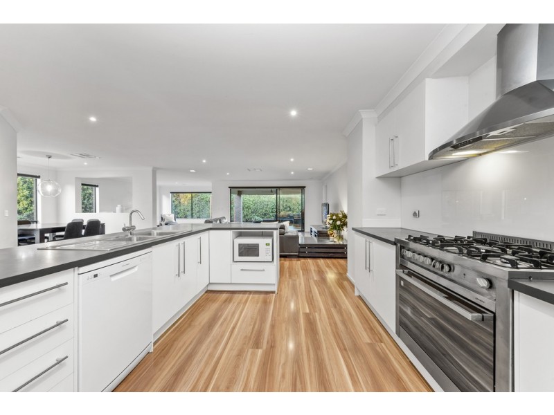5 Bronte Way, Taylors Hill VIC 3037